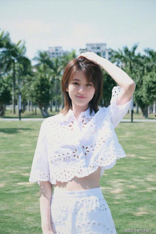 娱乐吃瓜酱美颜小说,娱乐吃瓜酱的甜蜜瓜田之旅